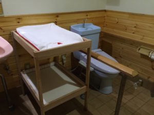 多目的トイレにはベビーベッドも完備されていて赤ちゃん連れでも安心