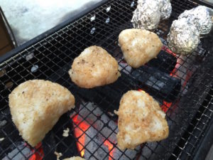 手作りの焼きおにぎりも持ち込みならでは