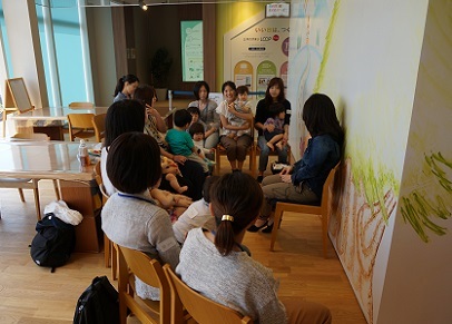 チューリップチーム。お子さんは自由に遊びまわれるので椅子に座ります。