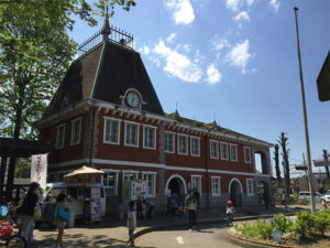 オランダのアムステルダムを模した駅舎がシンボル。ここで自転車のレンタルもできます