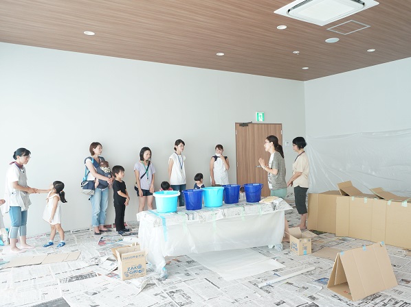 親子とも「捨ててもいい服」を着て、この壁一面に描いていきます!