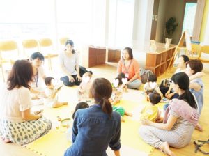 子どもを中心に円になって座ります