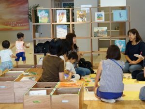 ママたちを横目に「歩きた~い!」と2人組