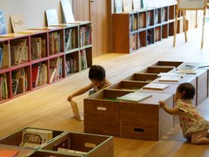 「ふむふむ、絵本面白いぞ」