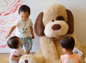 「ねえねえ、いぬさん遊ぼ~」