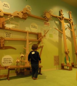 ママのお話し中「ひみつきち」のおもちゃに夢中な子も