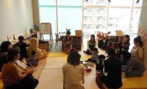 「サークルでママ同士のきずなができた」と話す事務局のママとそれに聞き入るメンバー