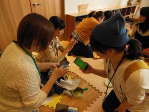 連絡方法はLINEに決定。スマホで友達追加中のママたち、楽しそう♪