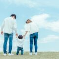 【寝不足を防ぐ】パパ育休中の育児分担、うまくいった方法は“時間で交代”だった！